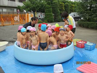 プール遊びは元気いっぱい! 杉野幼稚園からのお知らせ | 杉野 ...