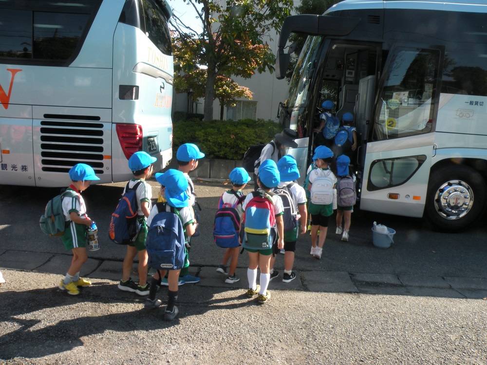 幼稚園の駐車場から大型バスに乗り込みました！楽しみ！