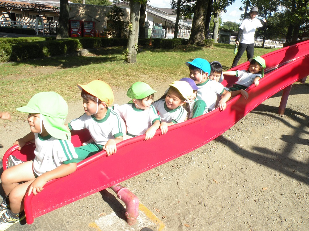 ローラーすべり台は大人気!何度も滑っては大笑いしていました!子ども達の笑顔はやっぱり最高です!