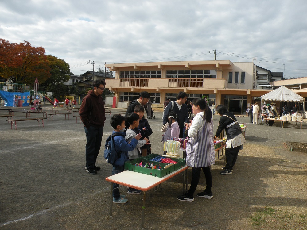 手作りおもちゃのお店。今年のおもちゃはクルクルレインボー・ピクミンスクイーズ・割りばし鉄砲・にょい棒・よく飛ぶロケットでした。昔懐かし割りば