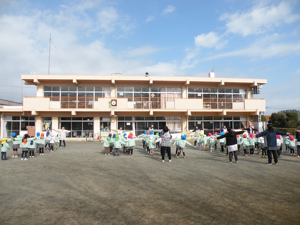 園庭で体操～！ミートザワールド♪とカリスマックス♪で体を動かしました！
