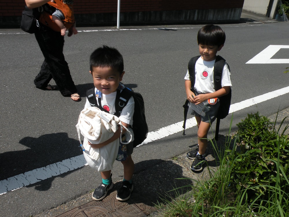 大きなリュックを背負って登園してきました！ママ！行っ